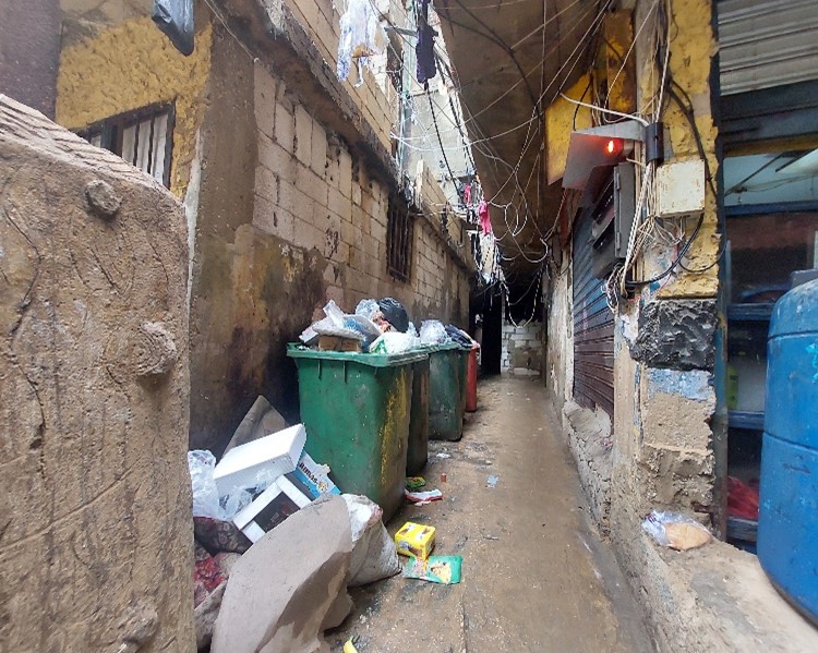 An alley littered with uncollected trash in Shatila Camp © Dalia Ghanem