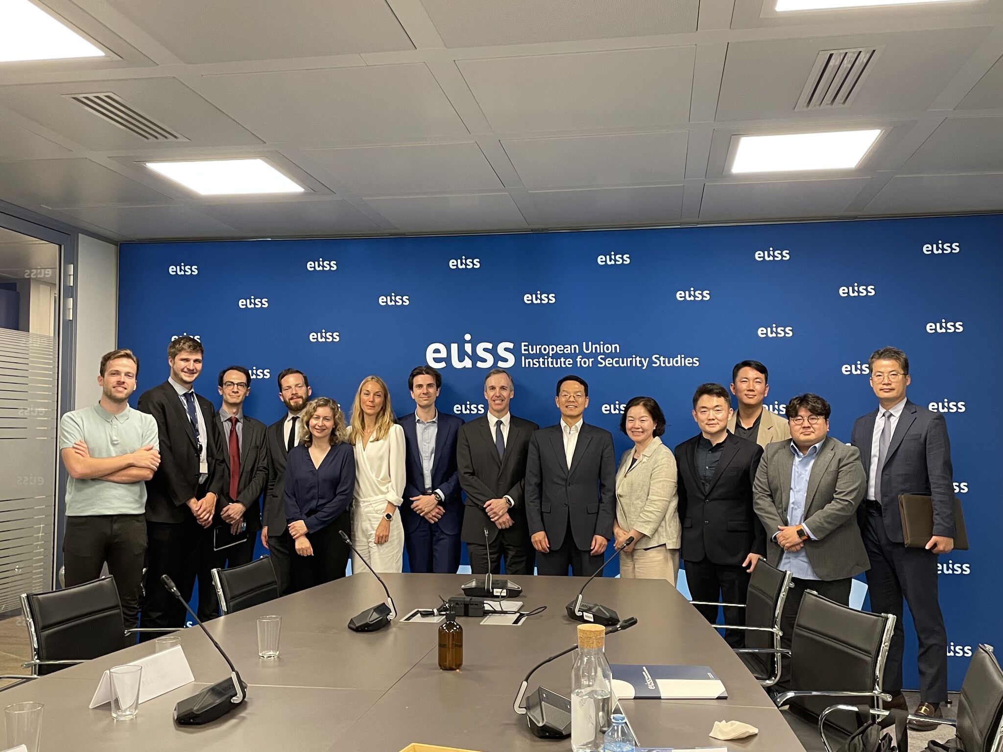 Image of the delegation from the Korea Institute for Defense Analysis (KIDA) and EUISS staff members © EUISS