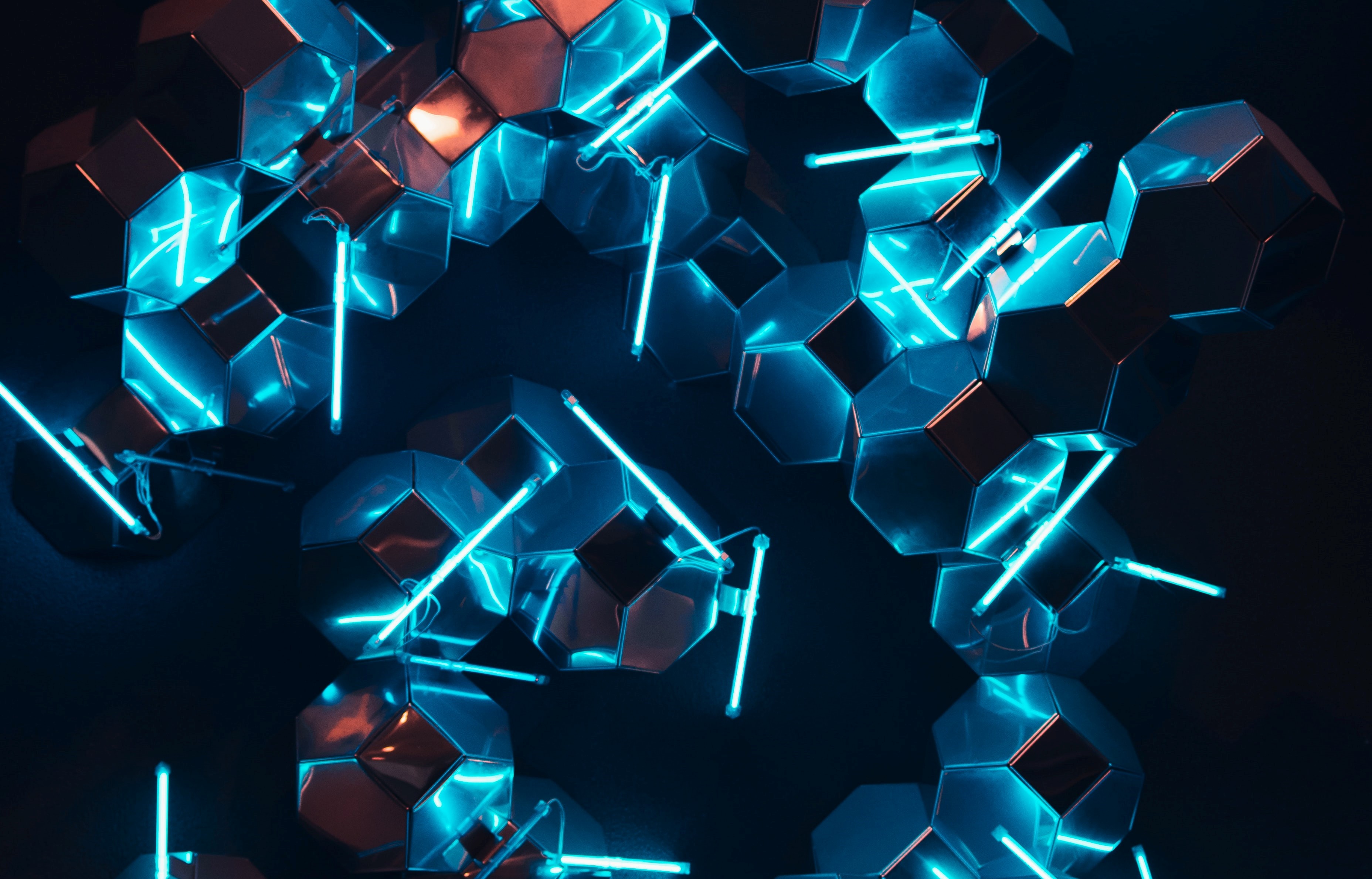 © Photo by Maximalfocus on Unsplash Abstract blue Neon Light with Mirrors and cubical spheres © Photo by Maximalfocus on Unsplash