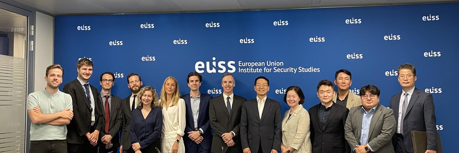 Image of the delegation from the Korea Institute for Defense Analysis (KIDA) and EUISS staff members © EUISS