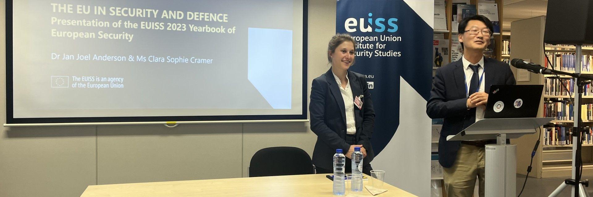 Image of authors presenting Yearbook 2023 © EUISS