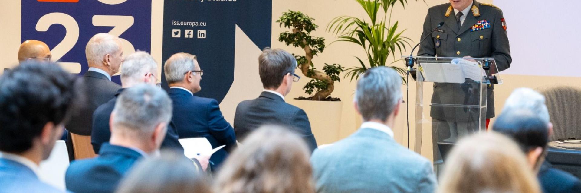 Image of a person at a lectern delivering remarks © BR&U