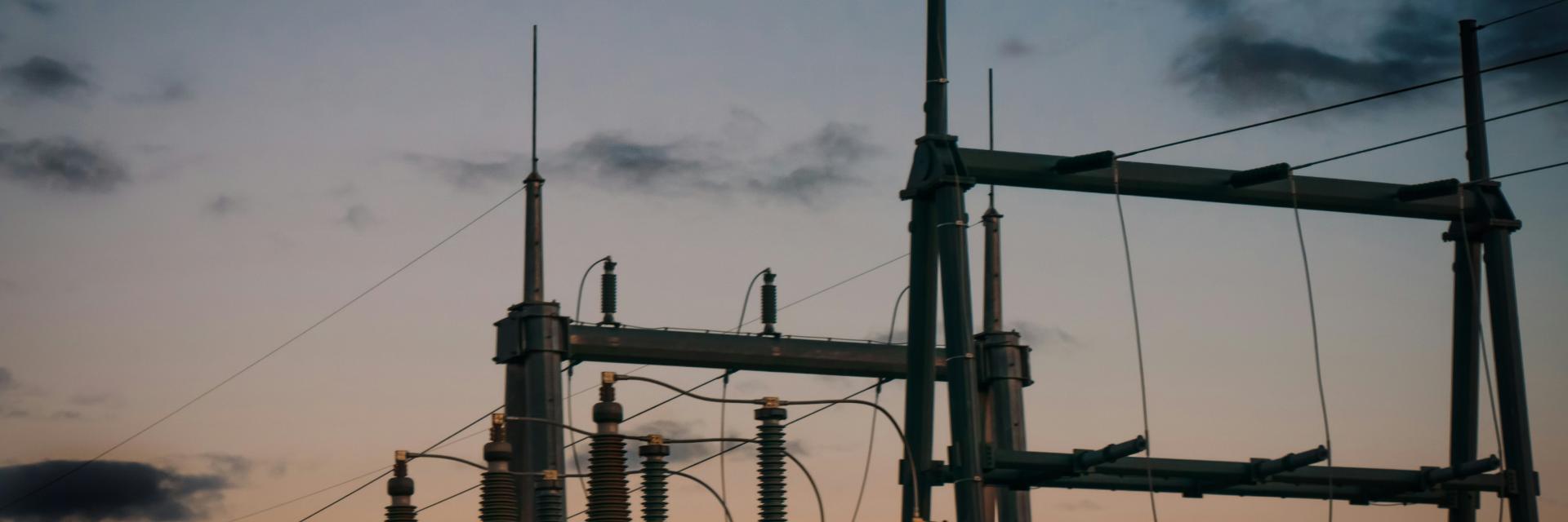 Group of power lines with a sky in the background | © Andrew Van Hofwegen, Unsplash