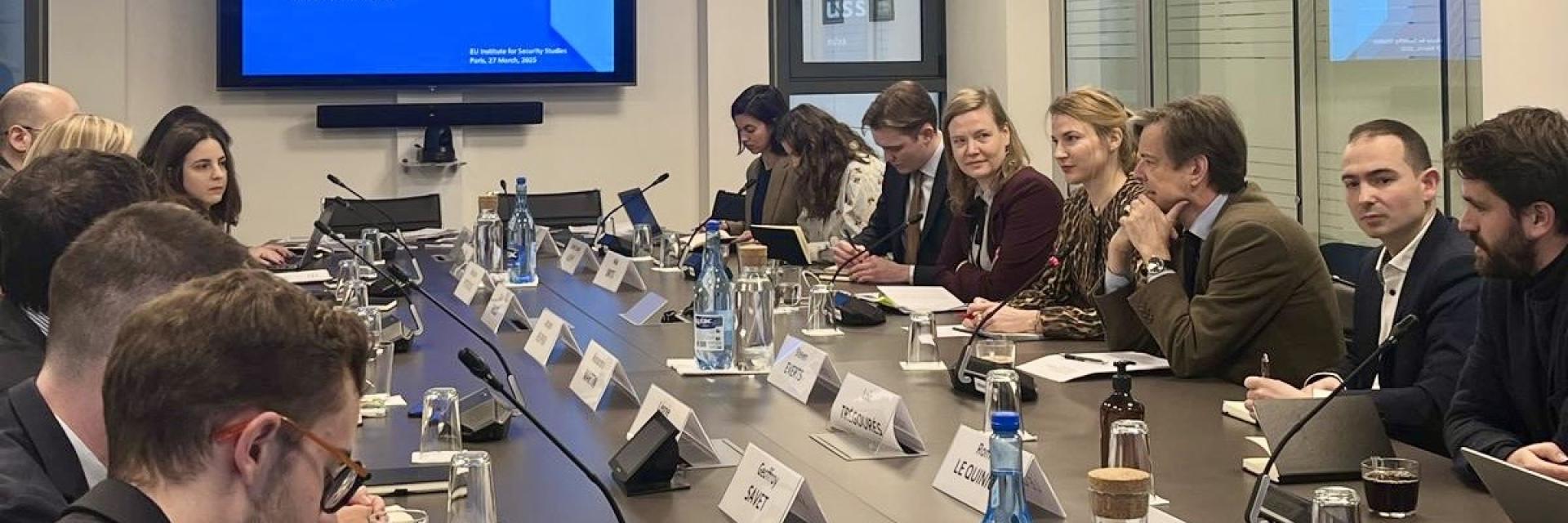 Photo of the roundtable's participants during the session. 