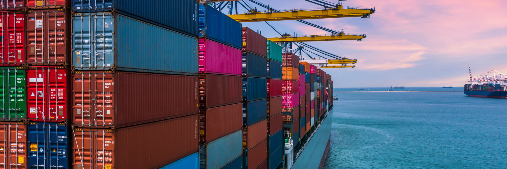 Container ship unloading crane ship seaport | © Siwabud Veerapaisarn, Canva