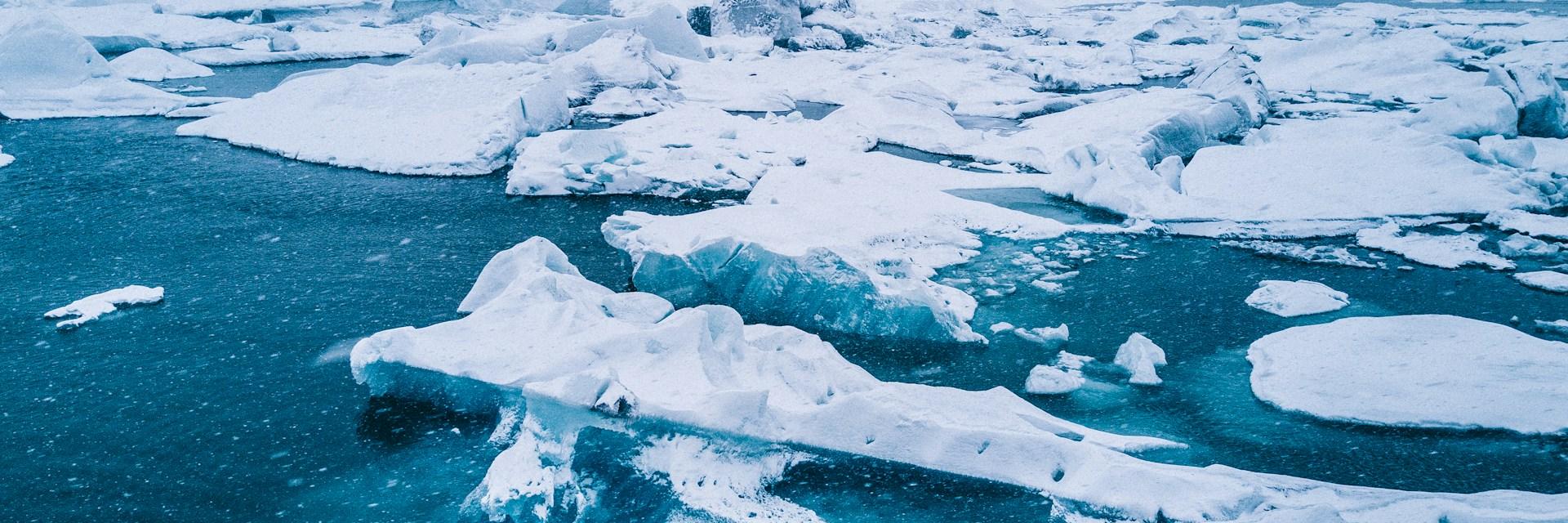 View of icebergs. Credit photo: by Willian Justen de Vasconcellos on Unsplash