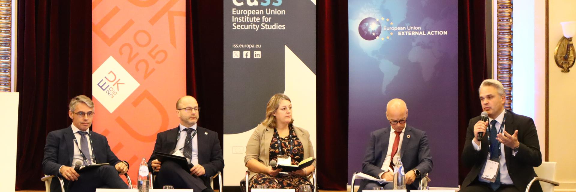 Speakers sitting on stage (4 man, one woman). Credit photo: EUISS