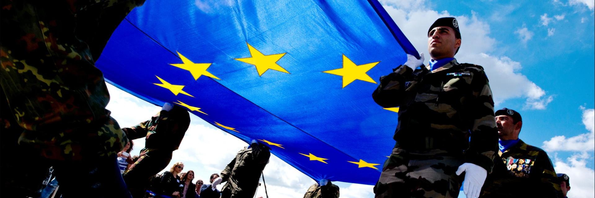 Soldiers carrying the EU flag | © European Parliament on Flickr