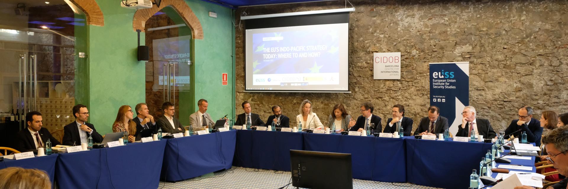 Image of participants at a roundtable discussion © CIDOB