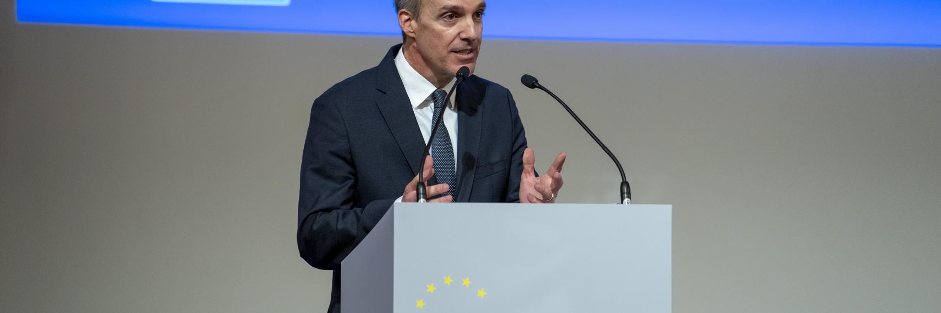 Gustav Lindstrom at podium, speaking into microphone ©EEAS