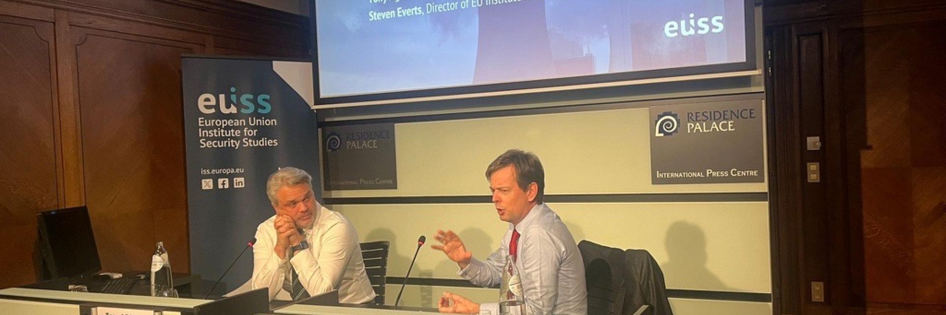 Image of two individuals on a panel engaged in discussion © EUISS