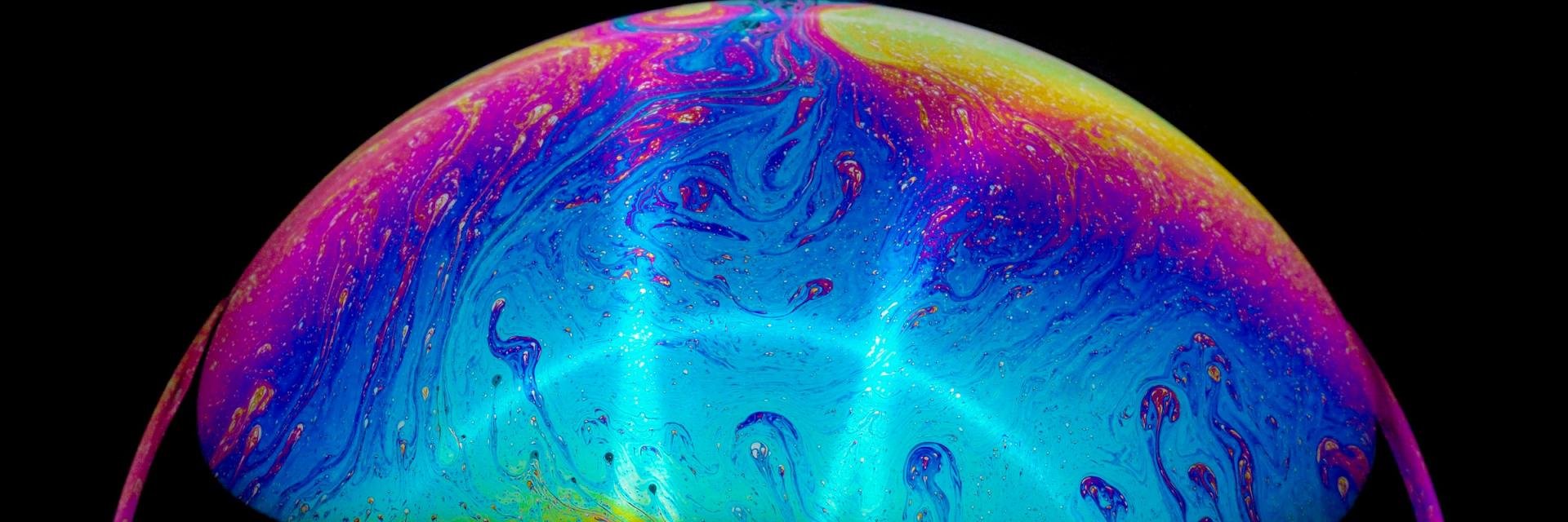 Closeup of a colourful soap bubble © Lanju Fotografie/Unsplash