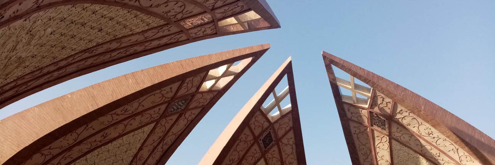 Image of an ornate ceiling © Unsplash