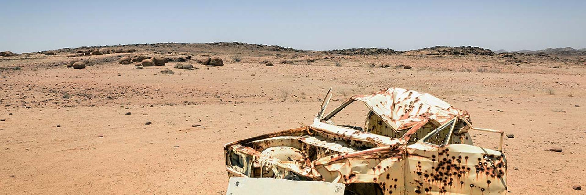 Image of abandoned car in the desert © Envato Elements
