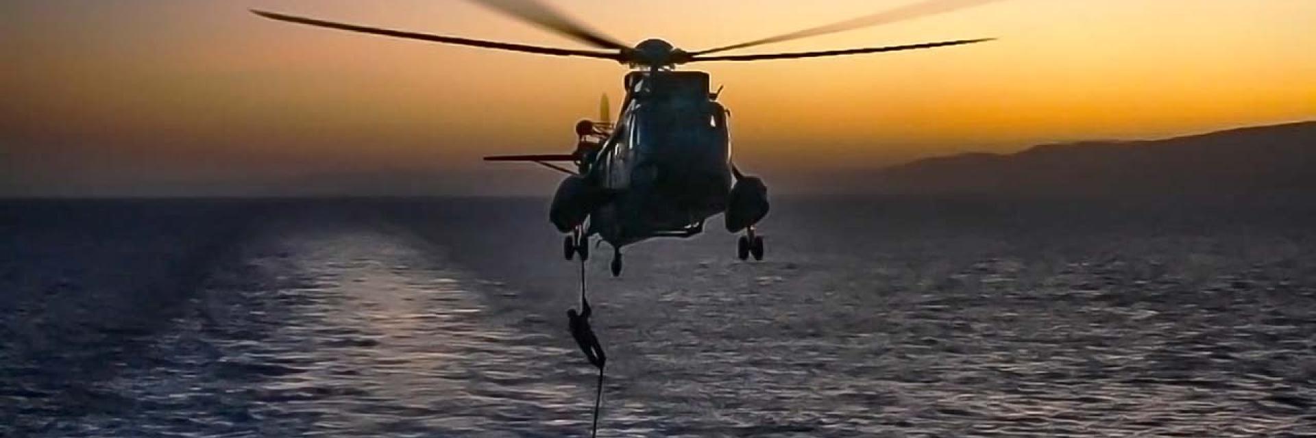 Helicopter landing on boat at sunset © EU Naval Force (EU NAVFOR) - Operation Atalanta/Flickr
