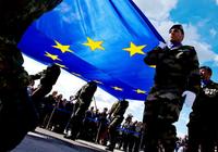 Soldiers carrying EU flag © EUuropean Union 2014 - European Parliament