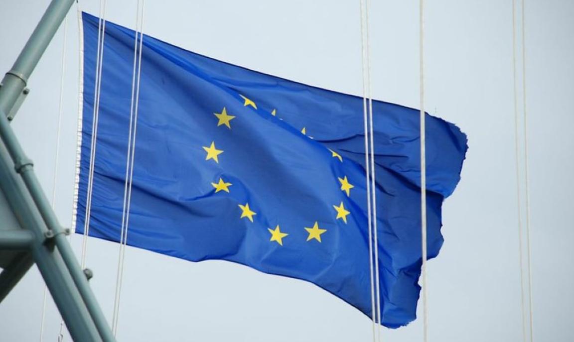 EU Flag blowing in the wind © EUNAVFOR Atalanta, 2013