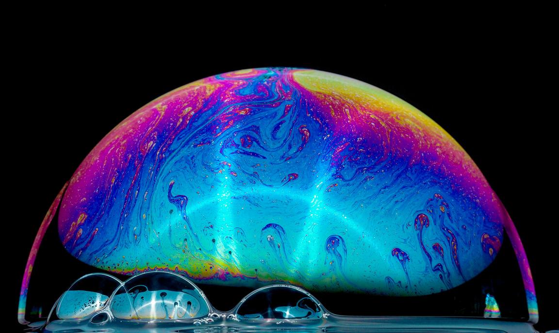 Closeup of a colourful soap bubble © Lanju Fotografie/Unsplash