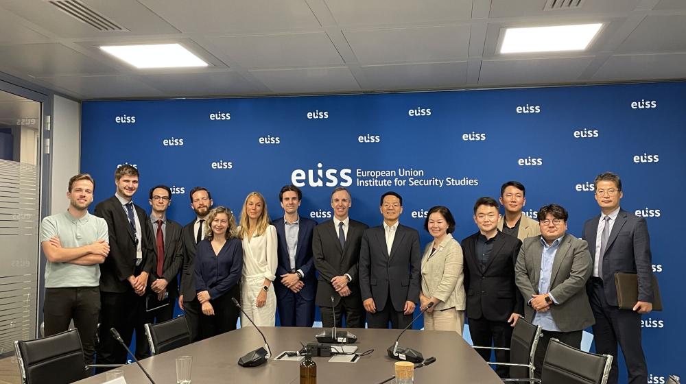 Image of the delegation from the Korea Institute for Defense Analysis (KIDA) and EUISS staff members © EUISS