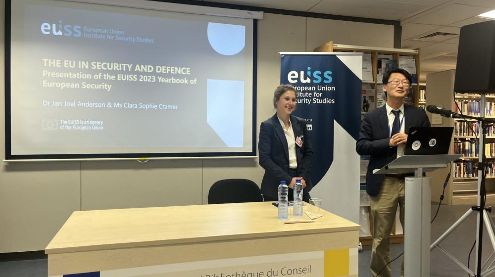 Image of authors presenting Yearbook 2023 © EUISS