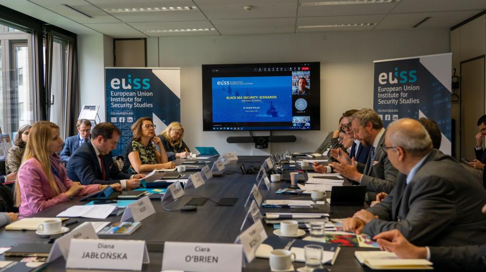 Image of meeting room with participants © EUISS