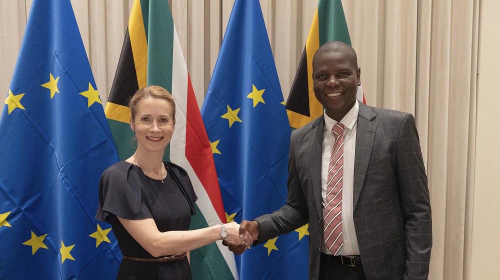 Ronald Lamola, South African Minister for International Relationship and Cooperation, right, shakes hands with Kaja Kallas. Credit: European Union, 2025