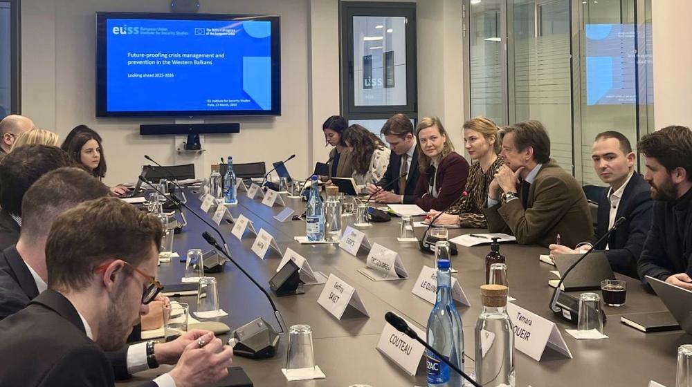 Photo of the roundtable's participants during the session. 