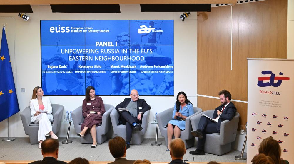 Speakers on stage © The Chancellery of the Prime Minister / PAP S.A.