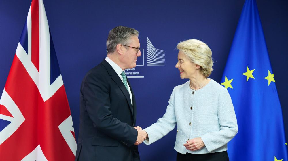 Handshake between Keir Starmer, on the left, and Ursula von der Leyen. Credit photo: European Union, 2024