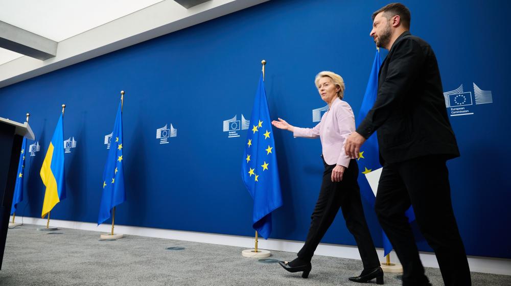 President Ursula von der Leyen, walking with President Volodymyr Zelenskyy leading him to press conference. Credit photo: European Union 2025