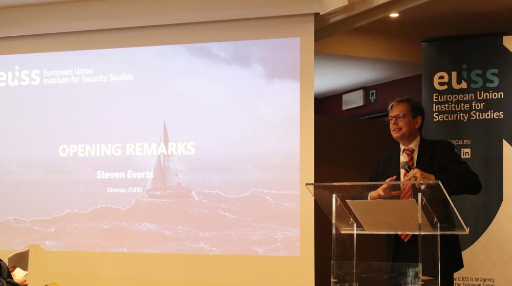 Steven Everts standing at lectern, speaking. Credit photo: EUISS