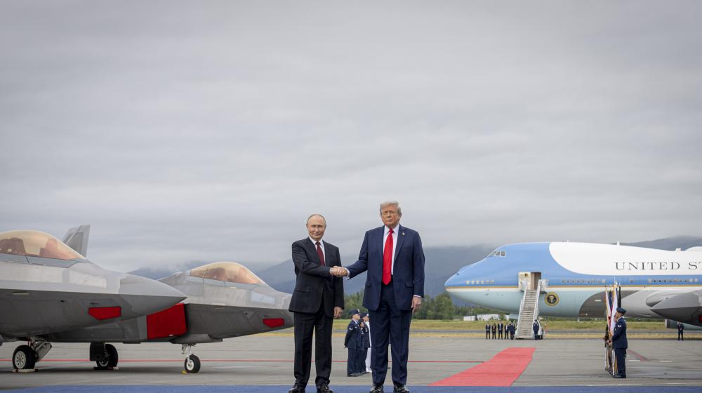 Donal Trump and Vladimir Putin shaking hands on tarmac in Alaska. Credit photo: DoD photo by Benjamin Applebaum, CC0