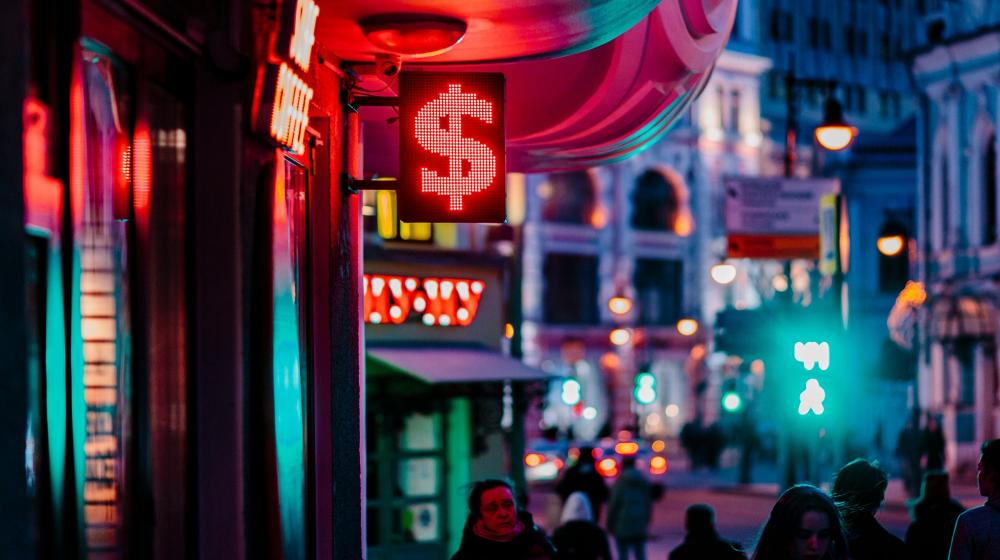 People walking on street during night time | © Aleksandr Popov