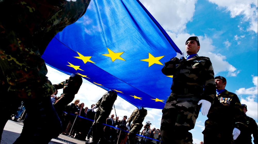 Soldiers carrying the EU flag | © European Parliament on Flickr