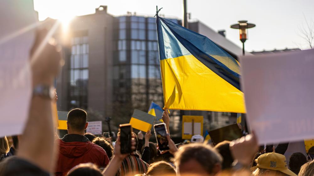 Picture of people holding flags at pro-Ukraine demonstration in Brussels | © Anastasiia Krutota @ Unsplash