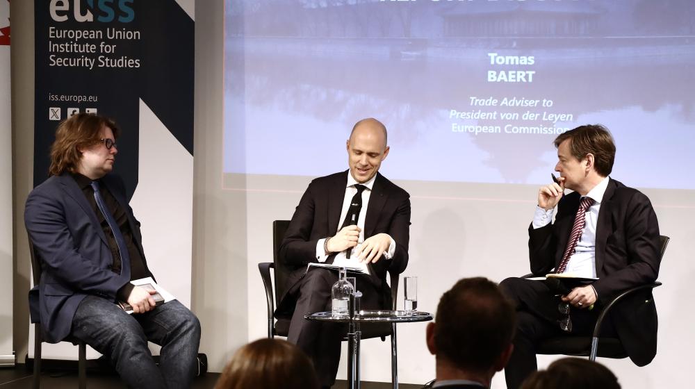 Tomas Baert, Steven Everts and Tim Rühlig sitting on stage, speaking. Credit photo: EUISS