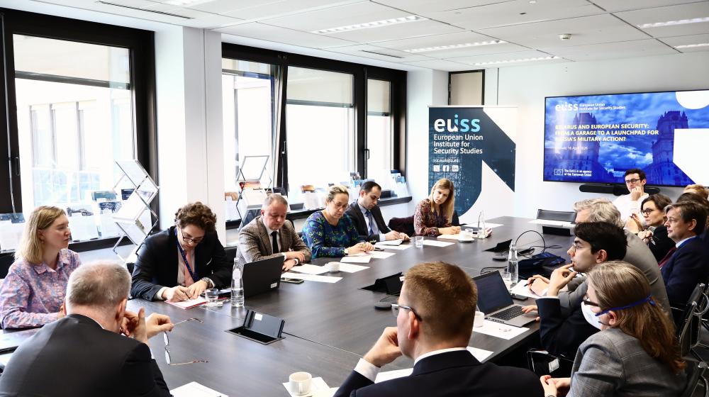 Picture of participants at the roundtable. Image credit: EUISS