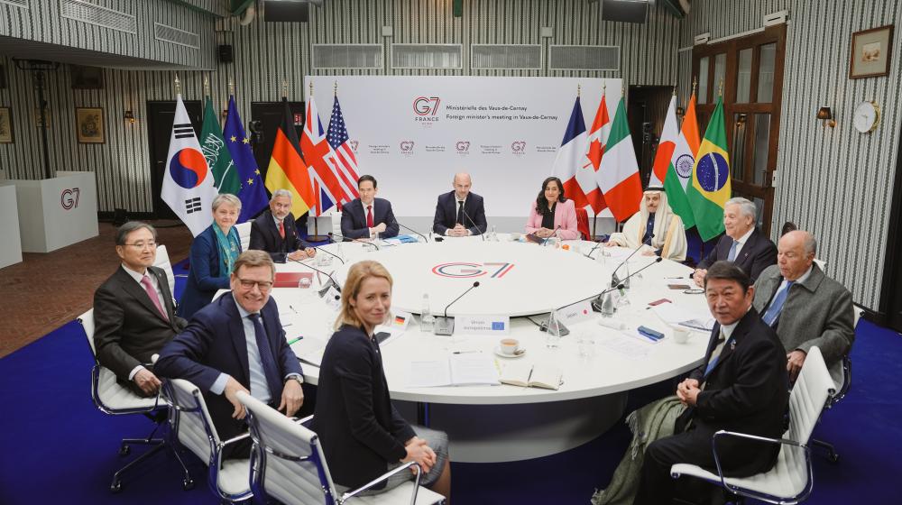 G7 foreign affairs ministers sitting around a table with flags in the background. Credit photo: Foreign, Commonwealth and Development Office, CC BY-NC-ND 4.0