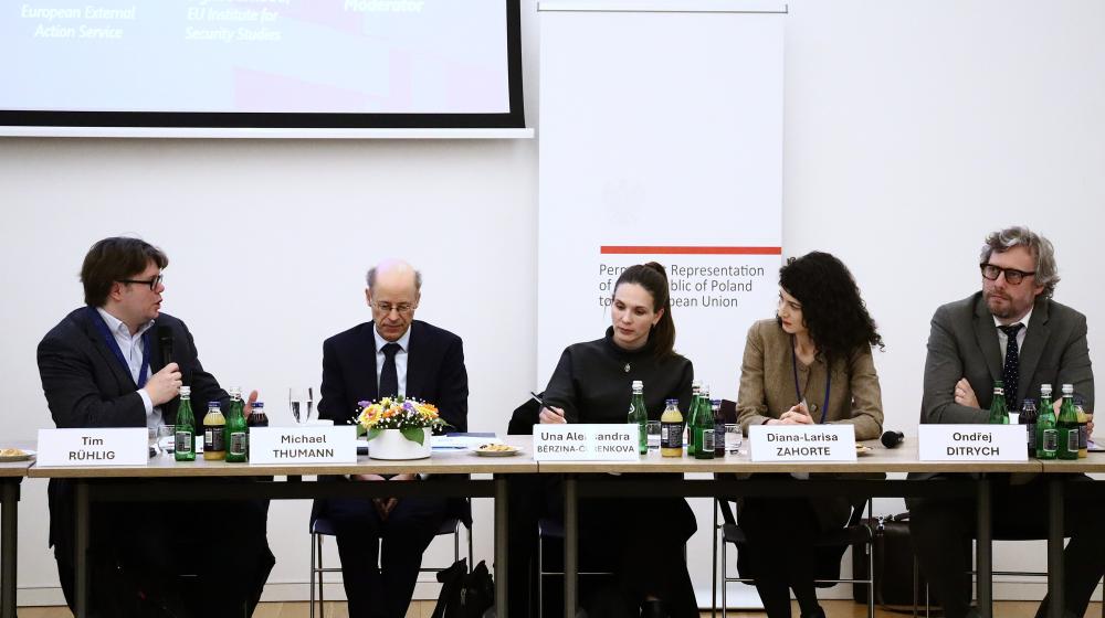 Picture of speakers at the panel discussion. Image credit to EUISS.