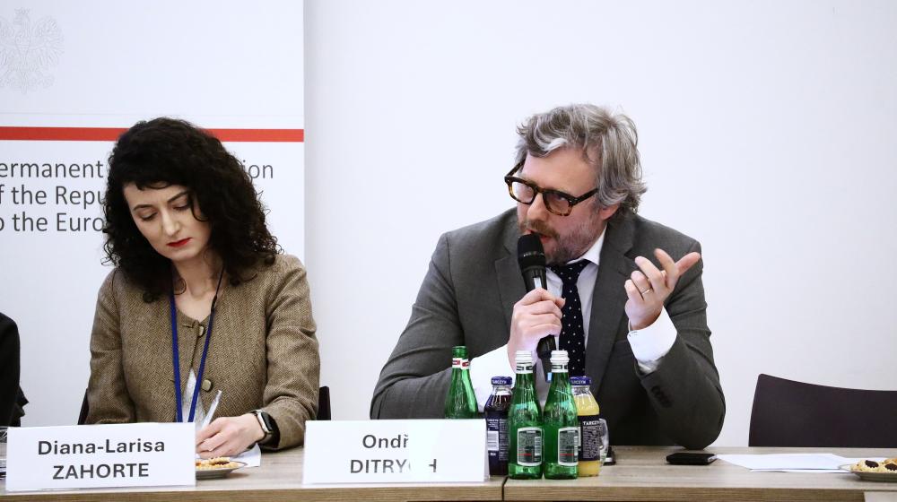 Picture of speakers at the panel discussion. Image credit to EUISS.