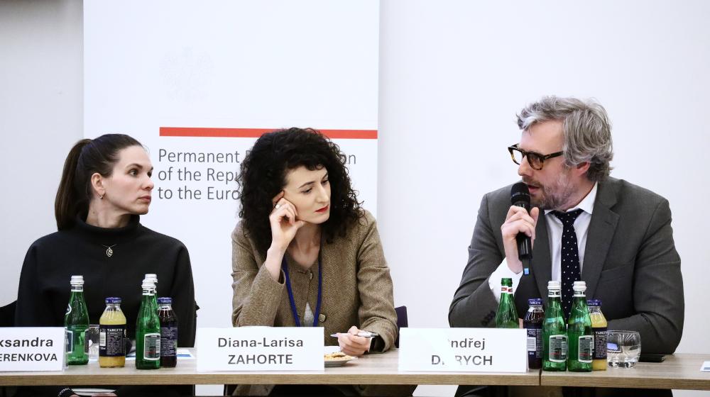 Picture of speakers at the panel discussion. Image credit to EUISS.