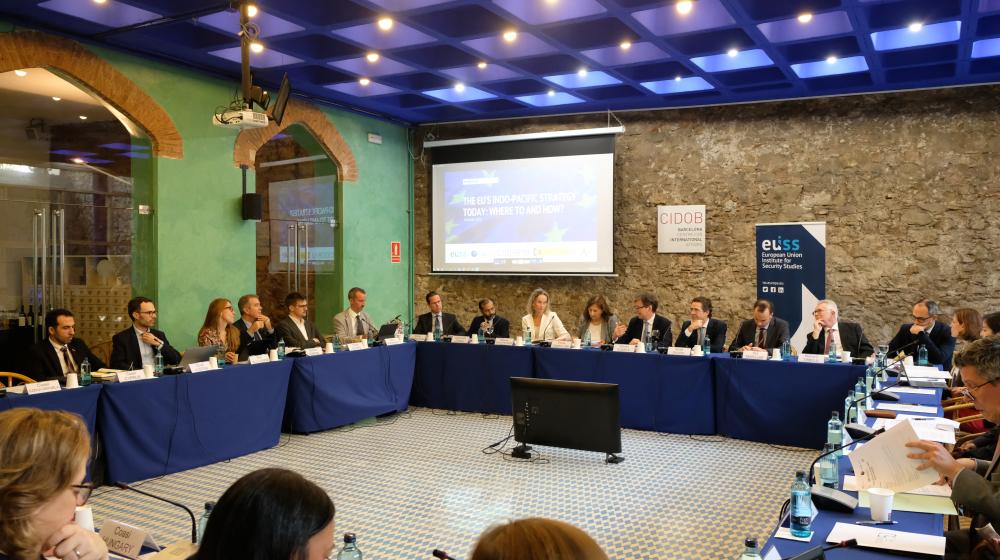 Image of participants at a roundtable discussion © CIDOB