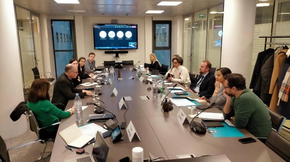 Participants to the discussion sitting around a meeting table © EUISS