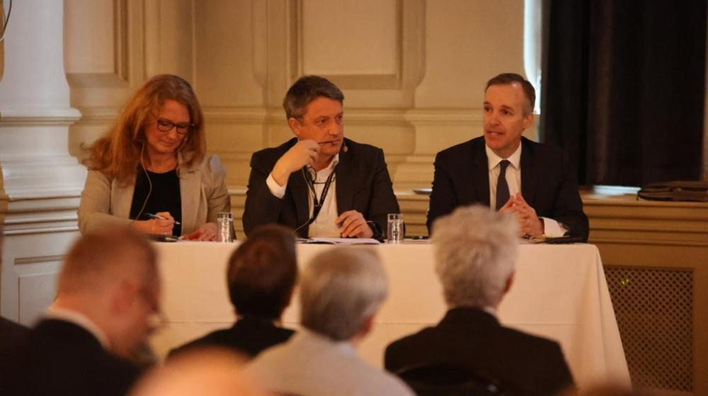2 men and one woman sitting at a table, speaking © EU delegation to Norway