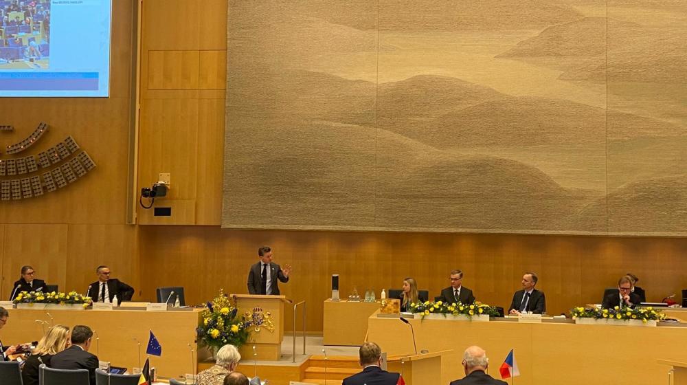 Speakers to the conference seated on podium © Sveriges Riksdag 