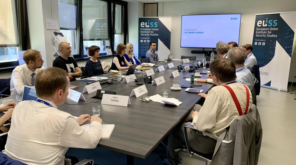 Image of participants around the table © EUISS
