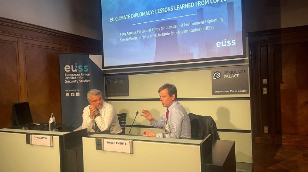 Image of two individuals on a panel engaged in discussion © EUISS