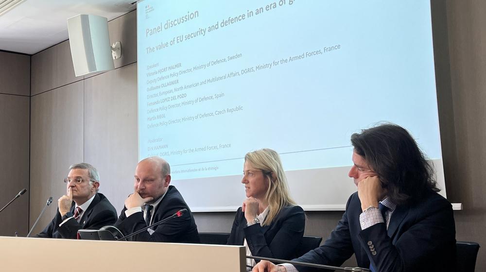 Four panel speakers sitting in front of a screen