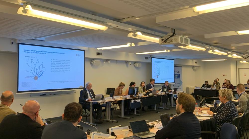 Participants around a table engaged in discussion © EUISS