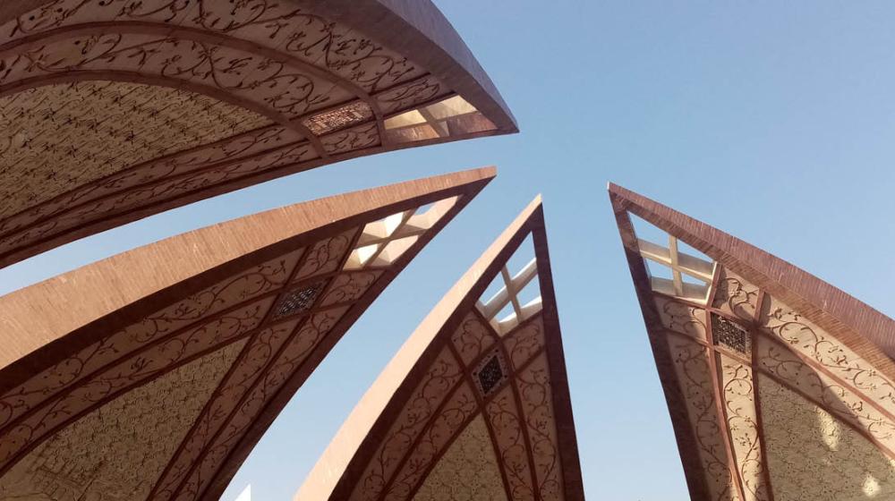 Image of an ornate ceiling © Unsplash